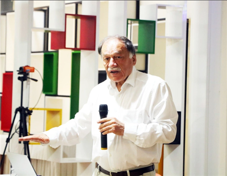 Giáo sư sinh học hàng đầu chia sẻ 'bí mật' vi tảo với bạn trẻ Việt Nam